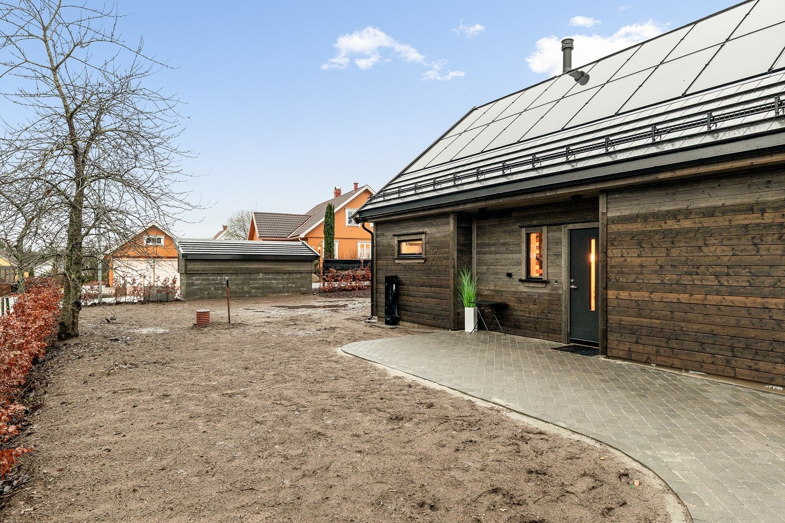 I hagen er det montert murkant fra Rocks of Norway og belegningsstein fra Benders. Det er gjort klart for plen og plantet bøkehekk i grensen. Det er asfaltert i innkjørsel og stikkvei ut til Kongestubben. Selger vil så gress etter påske 2026. Galleribilde