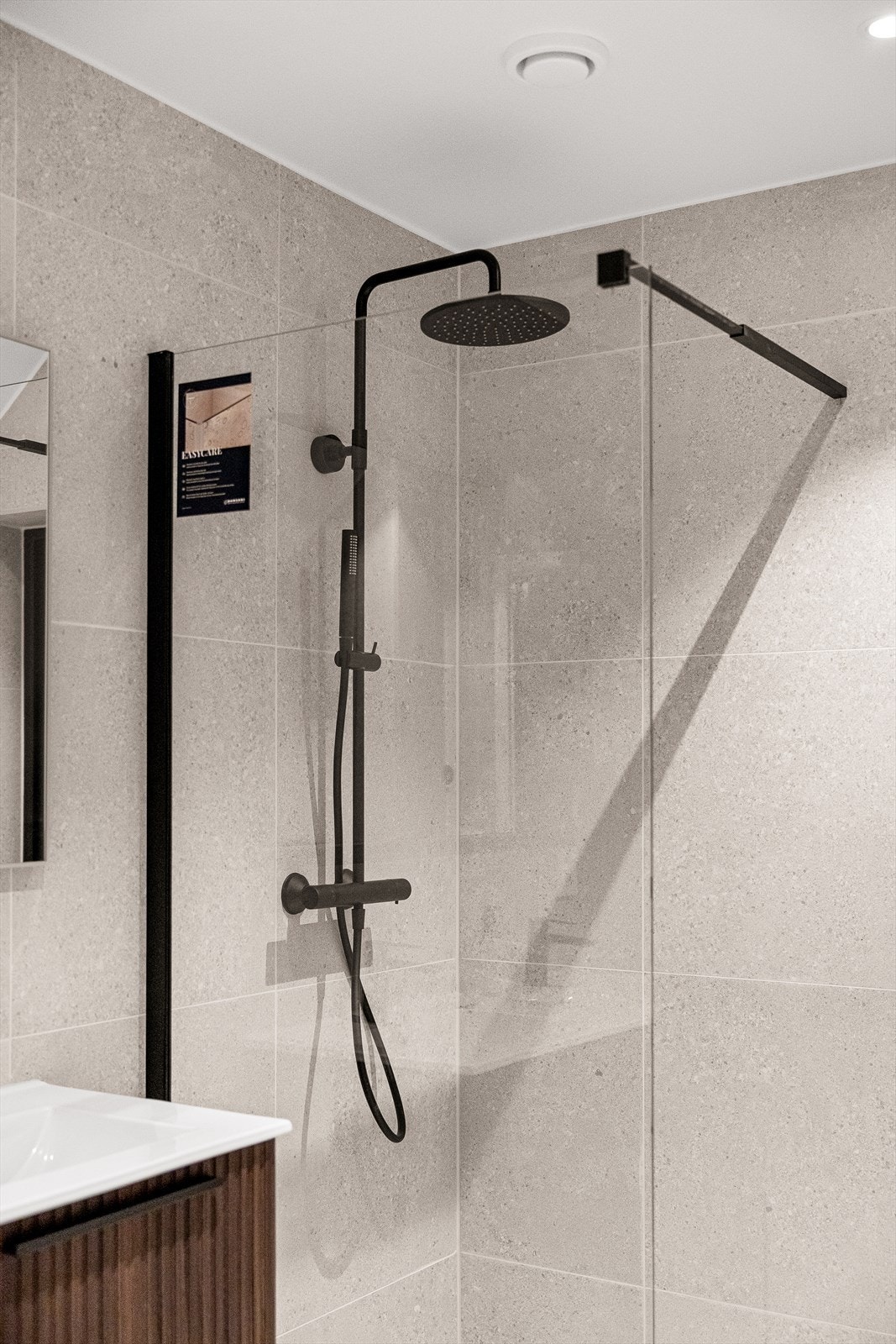 Delikat baderomsløsning og praktiske funksjoner. Galleribilde