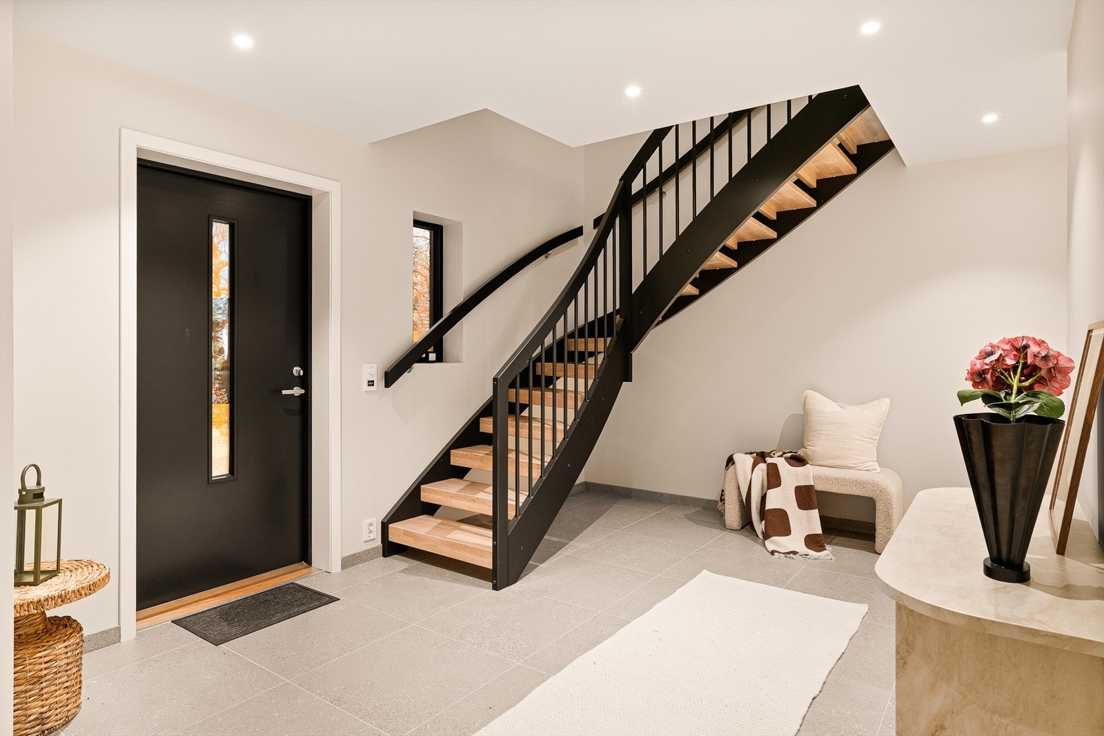 Velkommen inn i en lys og romslig hall. Galleribilde