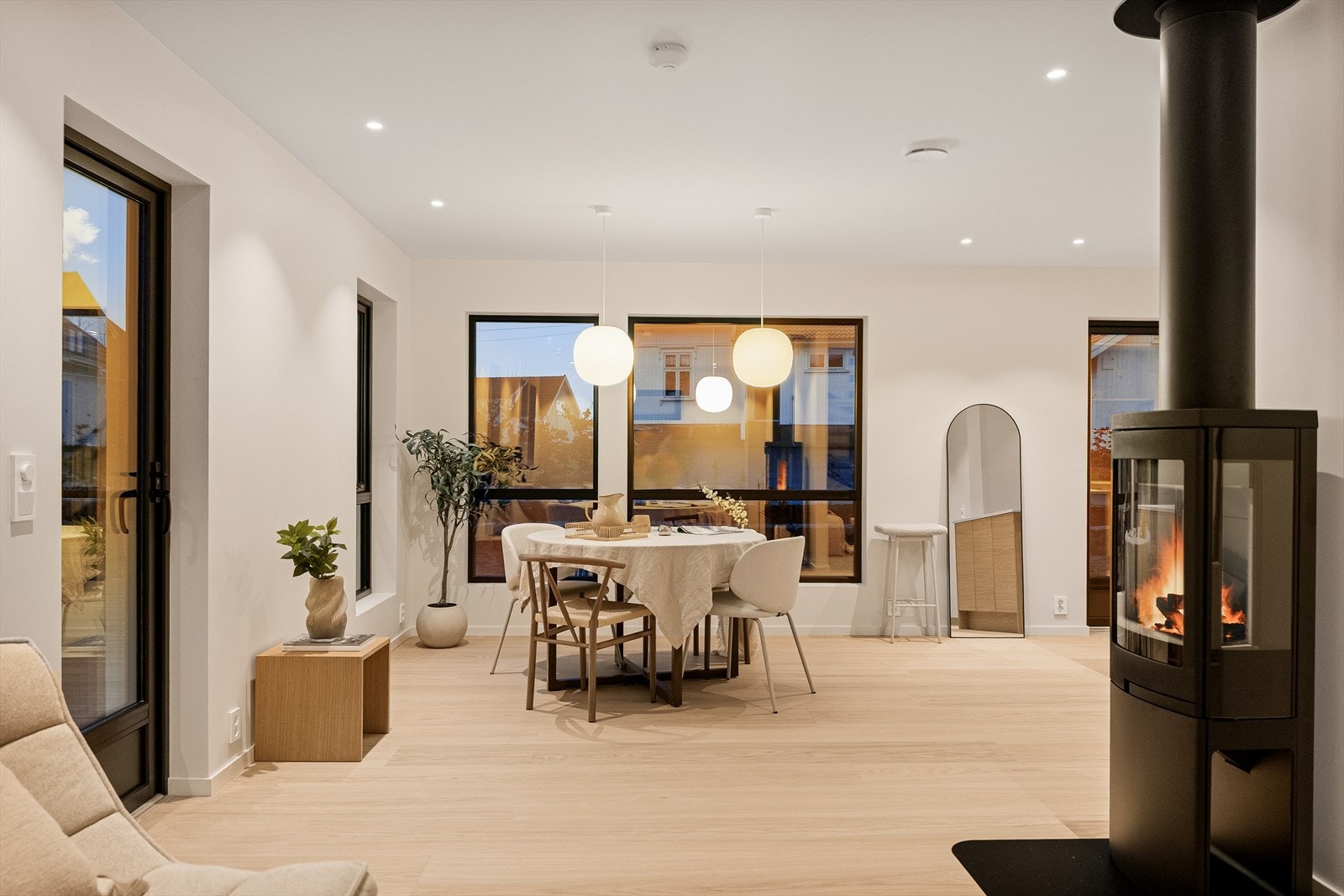 Boligen har elektriske varmekabler i hall, soverom i 1,etasje, stue/kjøkken og begge bad. Galleribilde