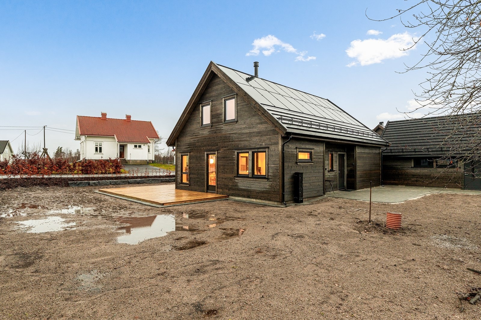 Kledning er Bergene Holm Nord, som er vedlikeholdsfri dersom den følges opp riktig. Galleribilde