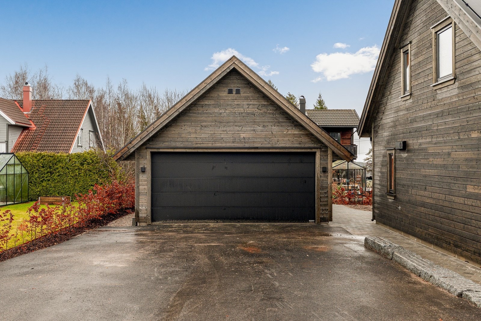 Frittstående dobbel garasje oppført i 2025 Galleribilde