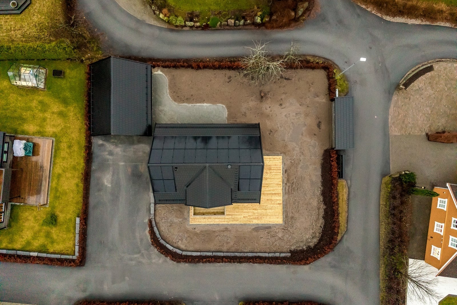 . Kort vei til E-18 med 4- felts motorvei til Oslo samt ca. 15 min til Torp flyplass. Galleribilde