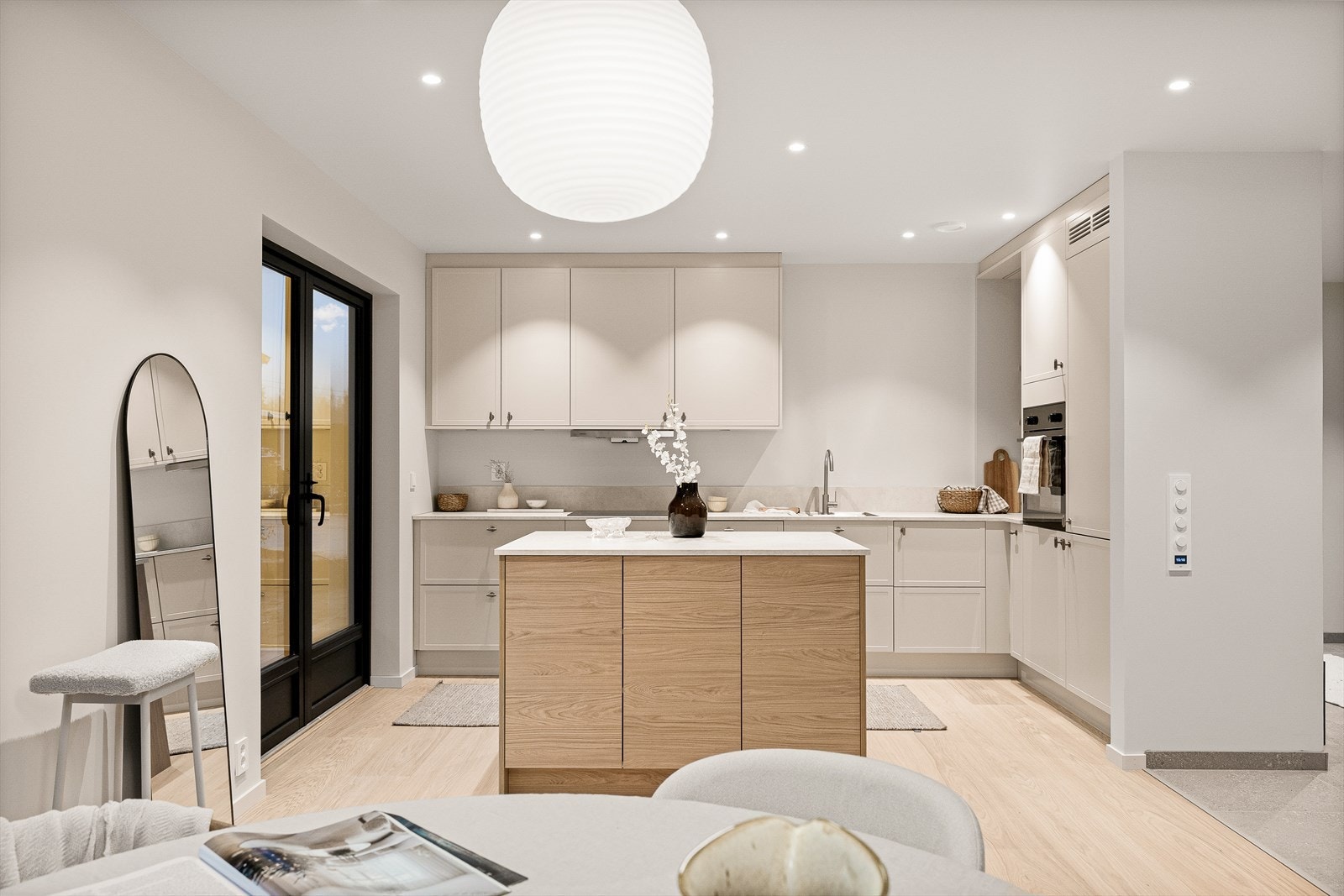 Kjøkkenet har integrerte hvitevarer bestående av kjøleskap/frys, stekeovn, platetopp og oppvaskmaskin. Galleribilde