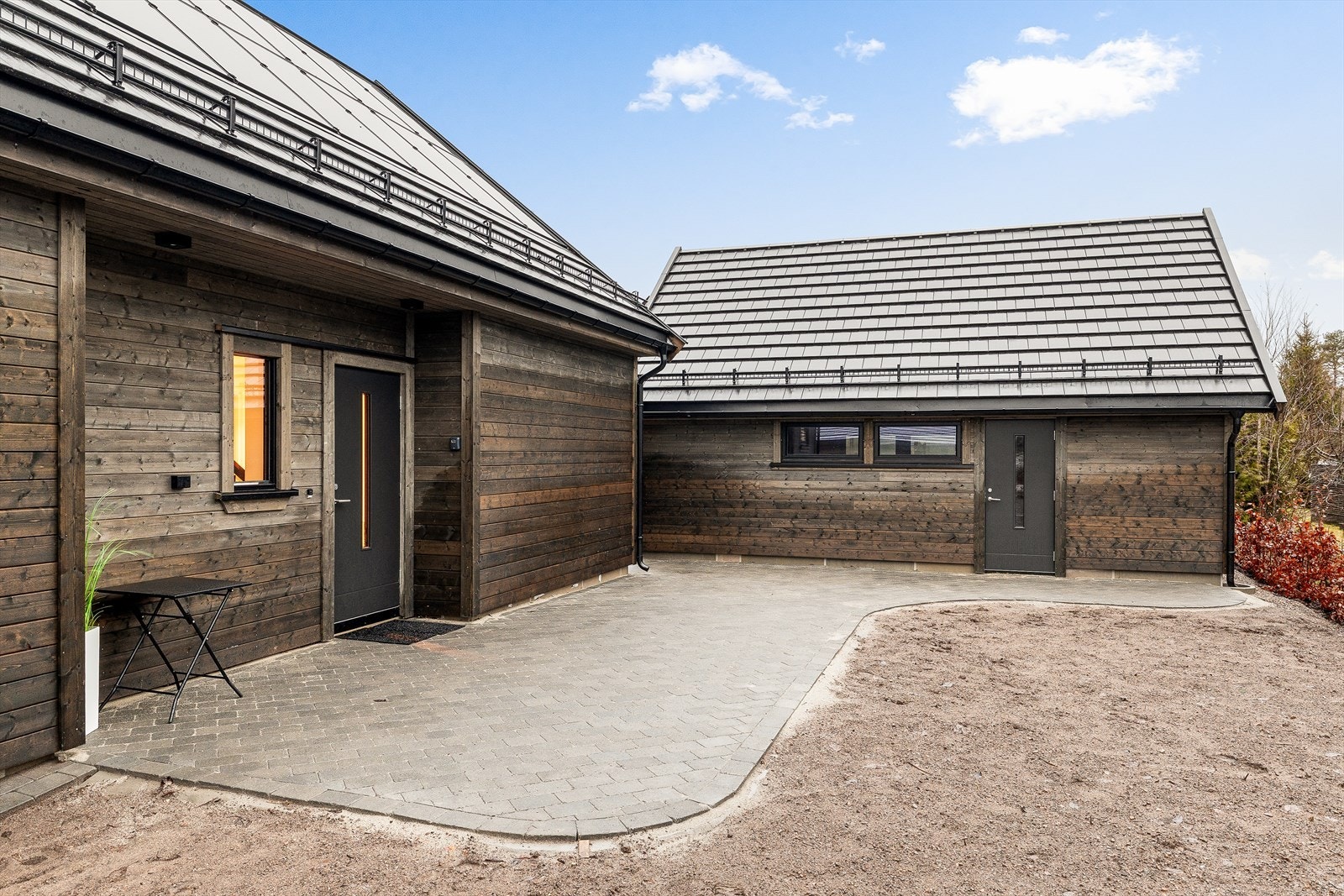 Inngangsparti og inngang til garasjen. Galleribilde