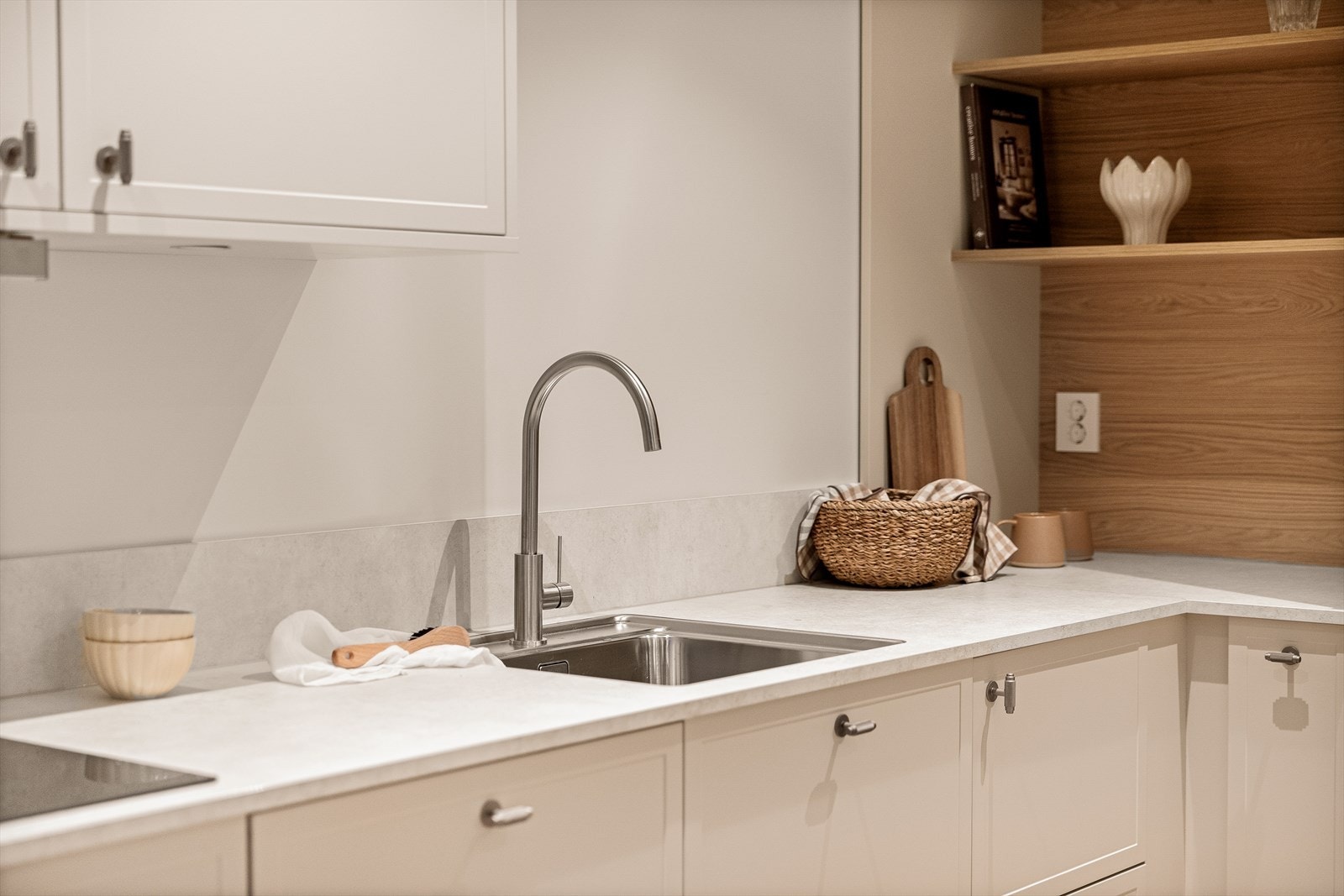 Det er kjøkkenventilator med avtrekk ut. Galleribilde