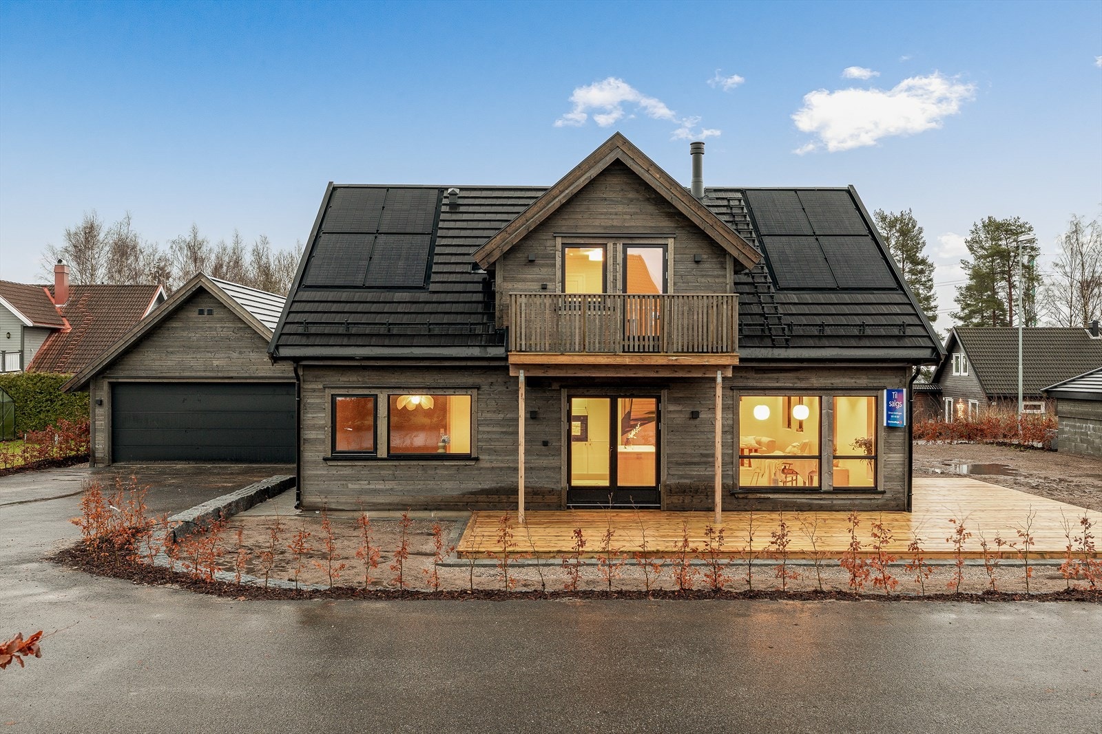 På tak mot sør og øst er det montert solcellepanel. Det er estimert en produksjon på over 10 000 kWh per år for anlegget. Boligen har energimerke A, solcellene bidrar til å oppnå denne karakteren, og totalt sett er boligen veldig energieffektiv. Galleribilde