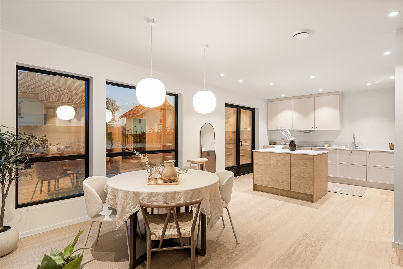 Åpen løsning mellom stue og kjøkken - perfekt for sosiale stunder. Galleribilde