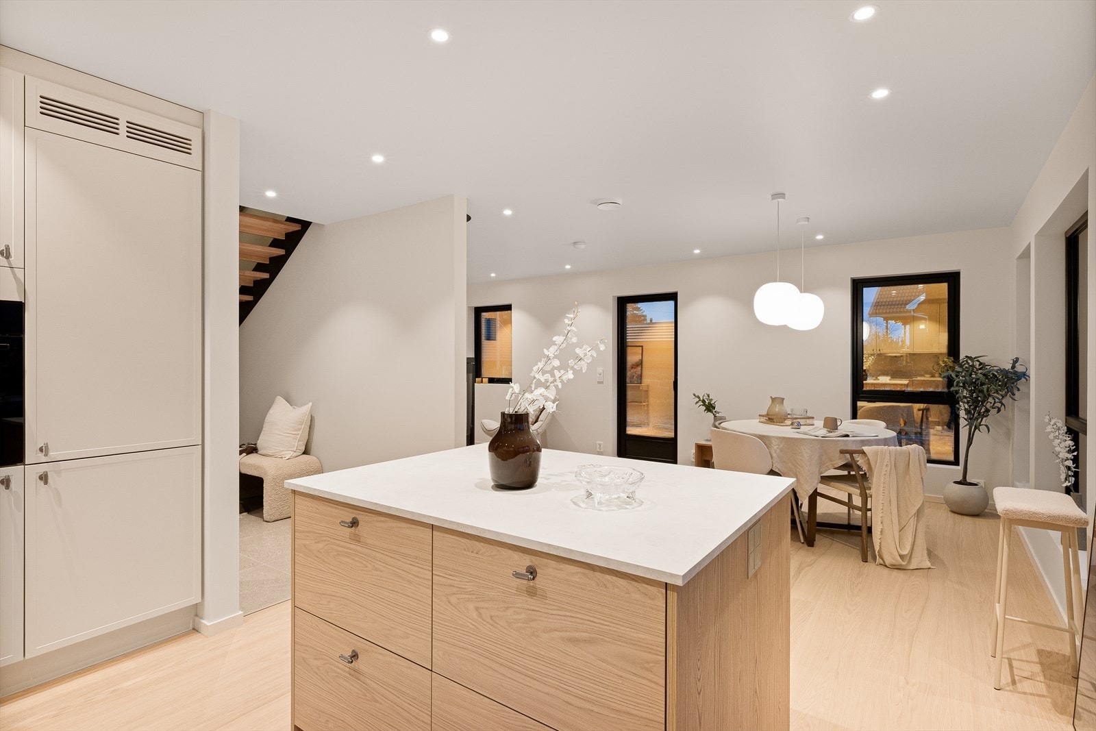 Kjøkkenøy har fronter med trestruktur. Galleribilde