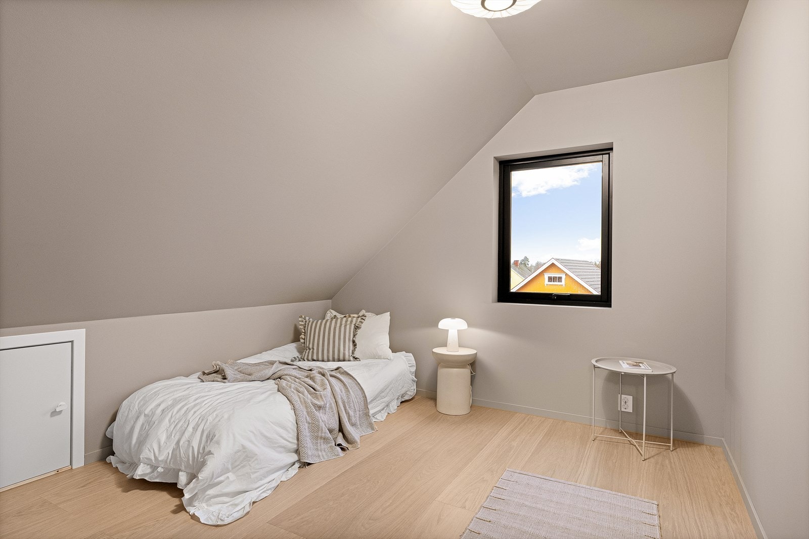 Soverom 2 som er beliggende i andre etasje. Alle soverommene er malt i en delikat farge. Galleribilde