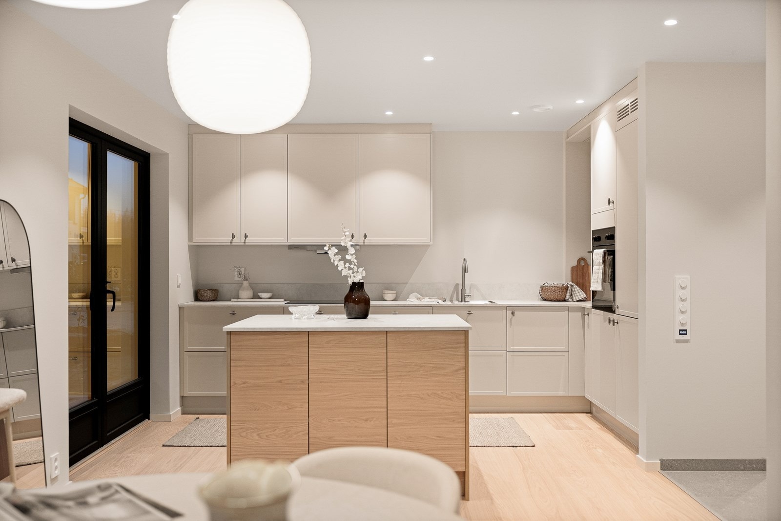 Det er montert balansert ventilasjon med varmegjenvinning for energieffektiv ventilasjon i boligen. Ventilasjonsanlegget er montert på teknisk rom for lett tilgang til skifte av filter. Galleribilde