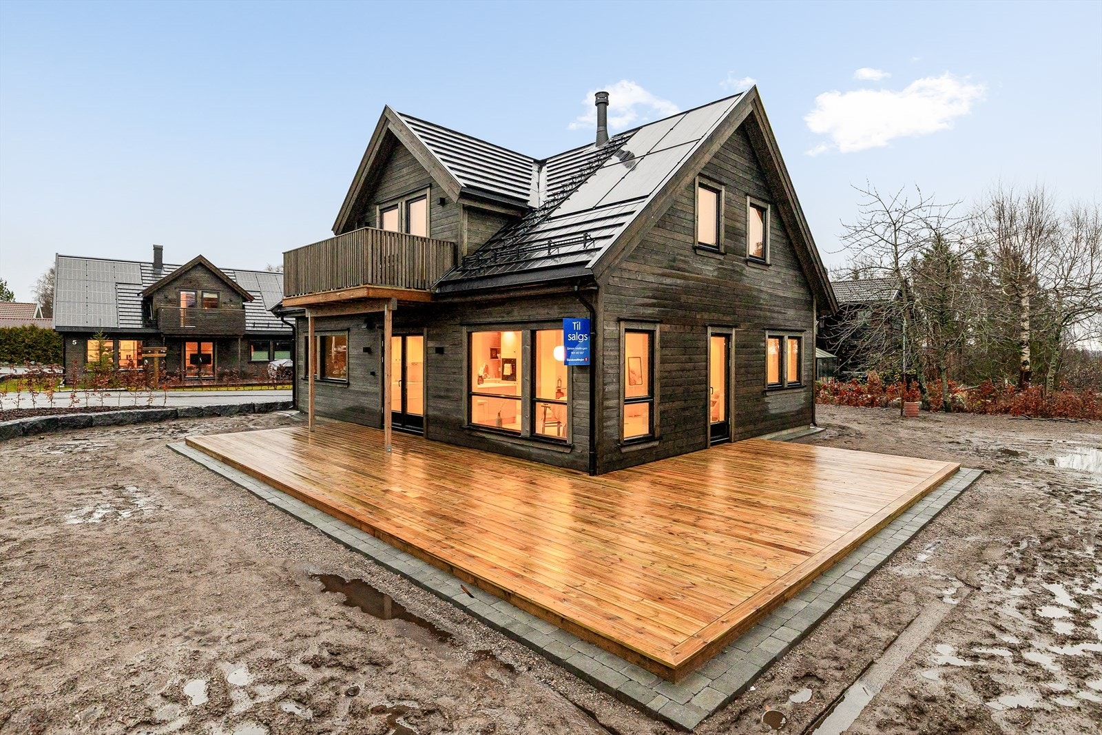 Tomt og hage med sol hele dagen og ettermiddagen. (Blir sådd plen til våren). Galleribilde