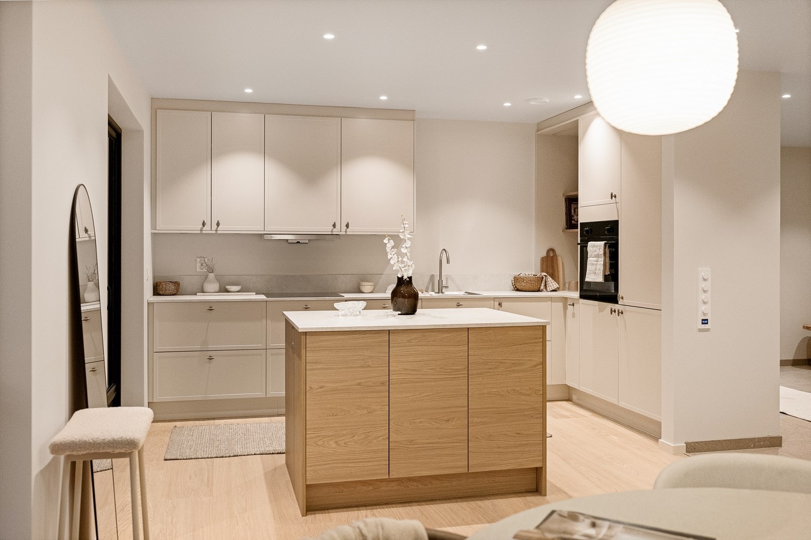 Elegant kjøkkeninnredning fra Strai med profilerte fronter og benkeplate i laminat. Galleribilde