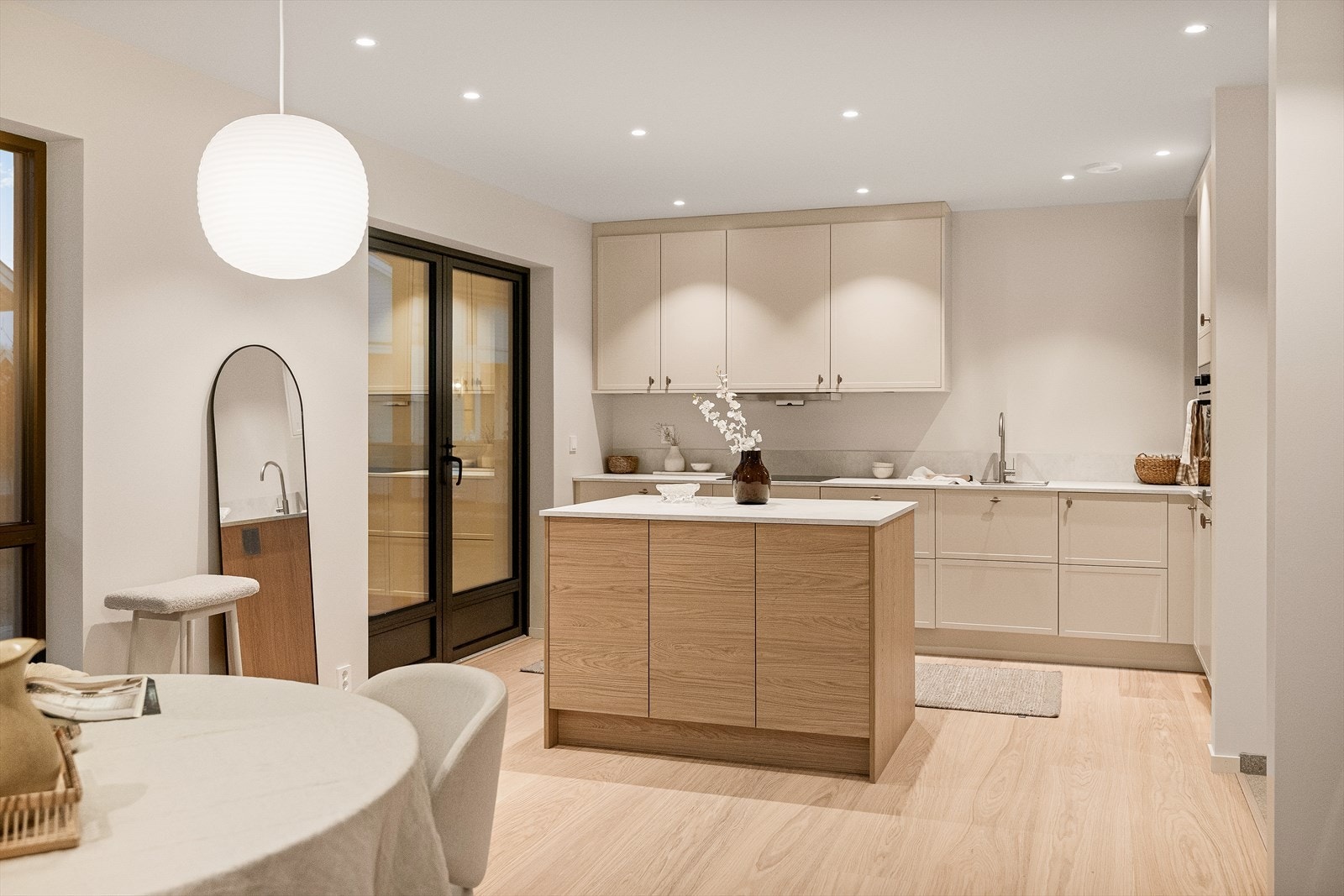 Løsningen inkluderer en praktisk kjøkkenøy, og det er rikelig med både benke- og skapplass. Galleribilde