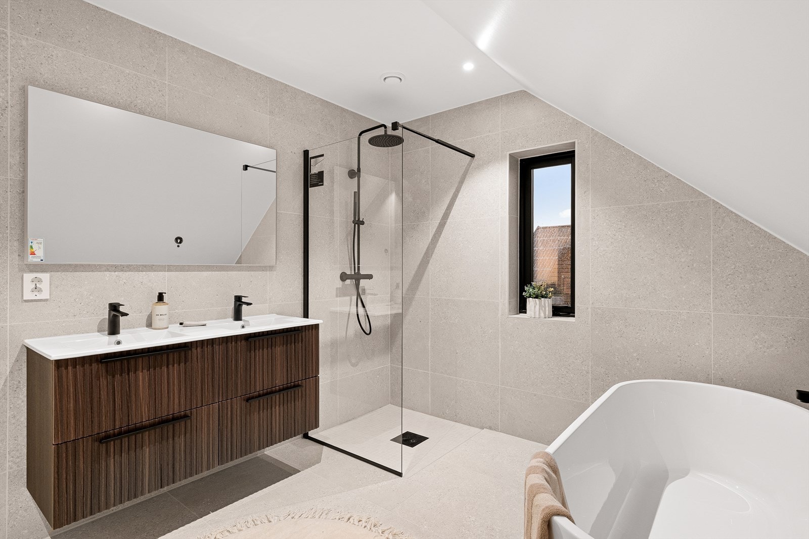 Det er fliser på vegg og himling med malte flater. Flislagt gulv med varmekabler for ekstra komfort. Galleribilde