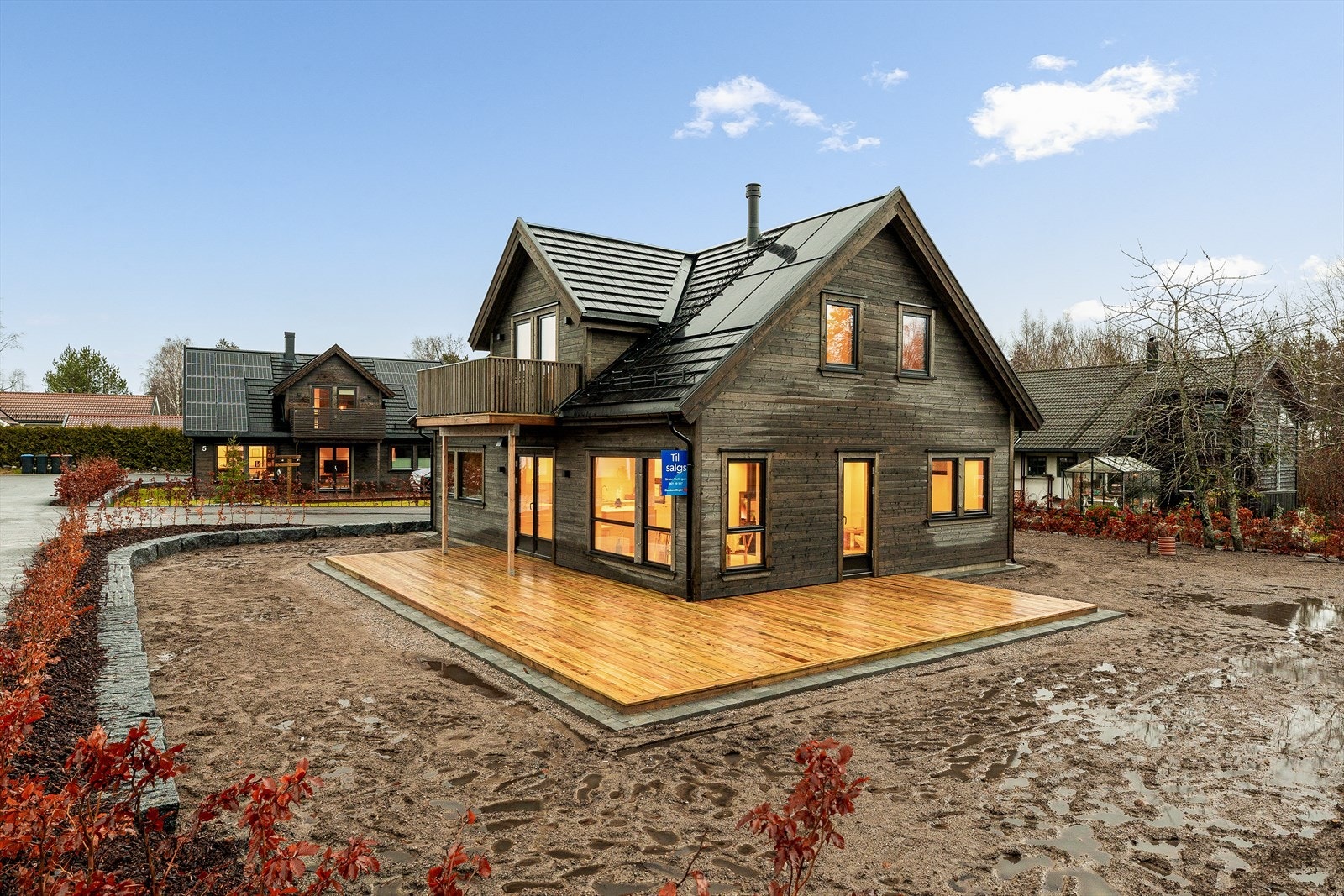 Stor markterrasse med plass til både spisegruppe og loungemøbler. Galleribilde