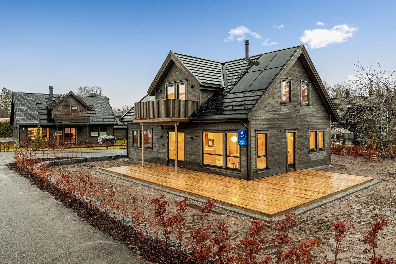 Eiendommen ligger landlig til, samtidig som det er kort vei til naboer. Galleribilde