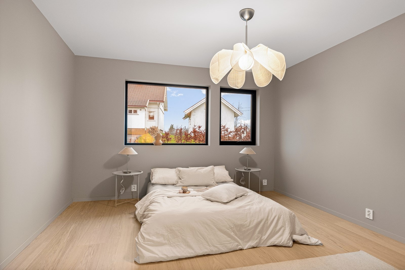 Hovedsoverommet i 1. etasje. Boligen har fire romslige soverom hvor ett er beliggende i 1. etasje og tre er beliggende i 2. etasje. Galleribilde