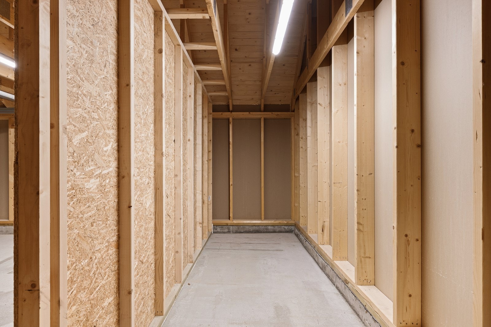 Sportsbod i bakant av garasjen. Galleribilde