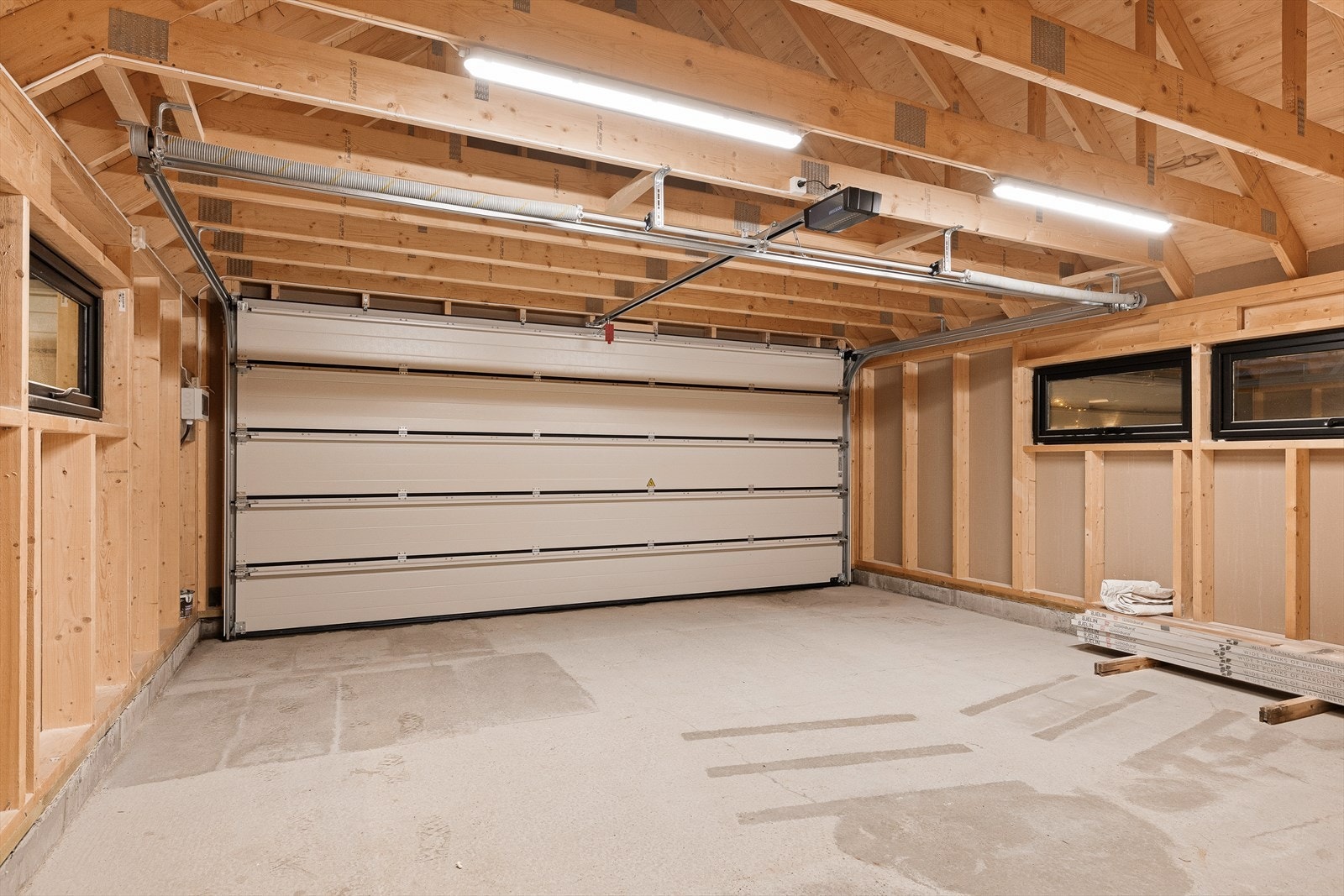 Fasader har liggende trepanel og taket har flat betongtakstein. Garasjeport i aluminium med elektrisk åpner. Galleribilde