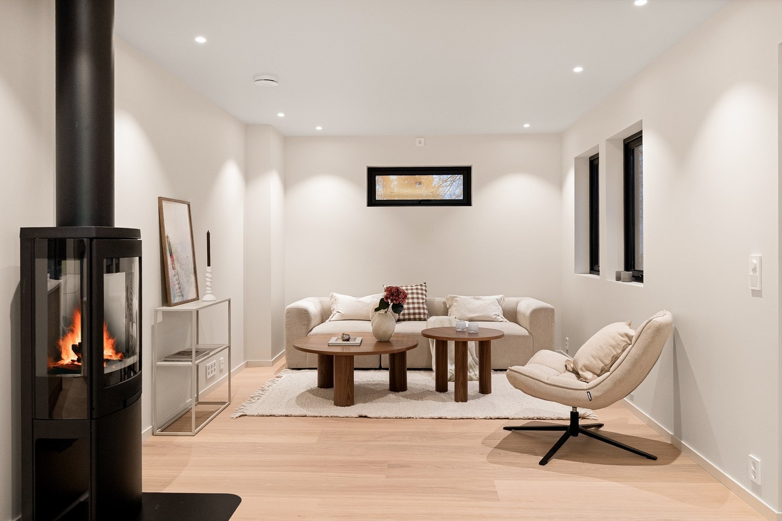 På gulv er det fliser og "herdet tregulv". Vegger og himlinger har malte flater. Galleribilde