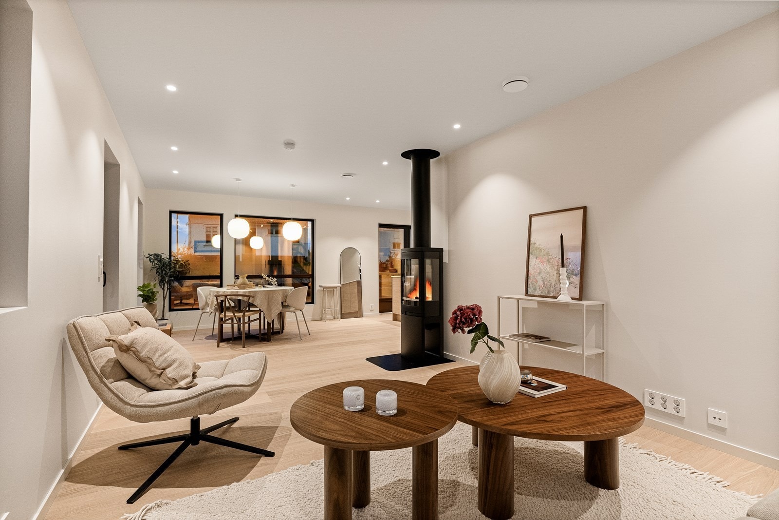 Her er det god plass til spisebord, sofagruppe og øvrig møblement, slik at rommet kan tilpasses dine behov. Galleribilde