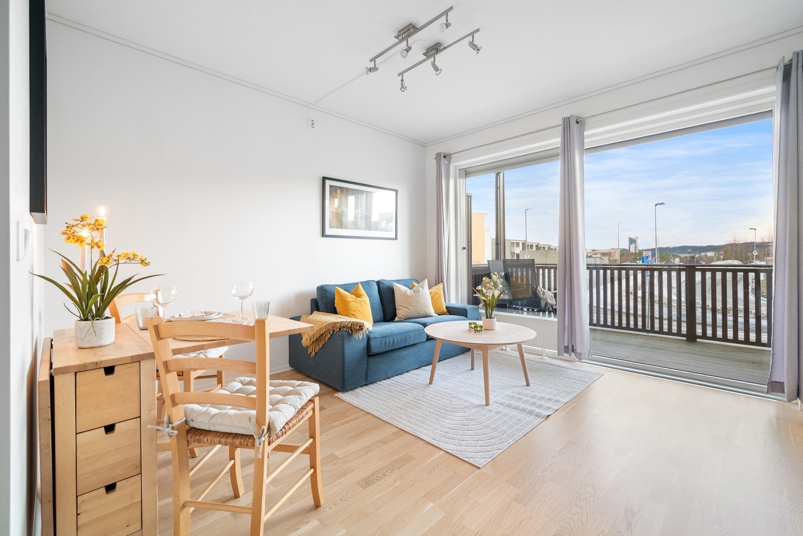 Stuen er preget av lyse fargetoner som tilfører leiligheten rikelig med lys. Galleribilde