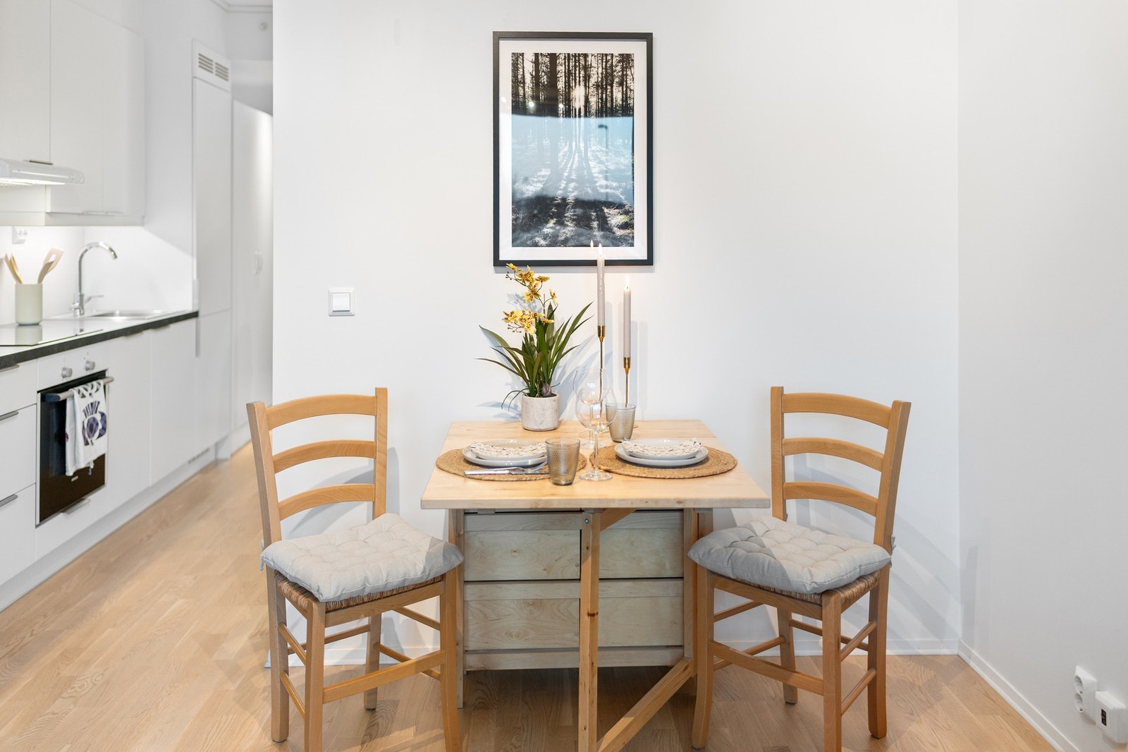 Plass til ulike bord og sittegrupper. Galleribilde