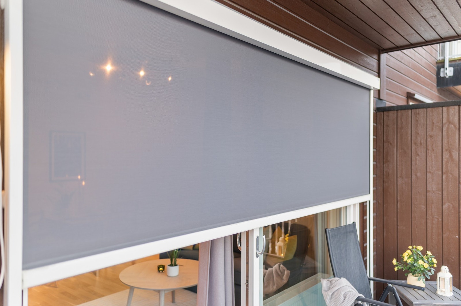 Enkelt å holde sollys og innsyn ute med elektrisk solskjermer som medfølger i handelen. Galleribilde