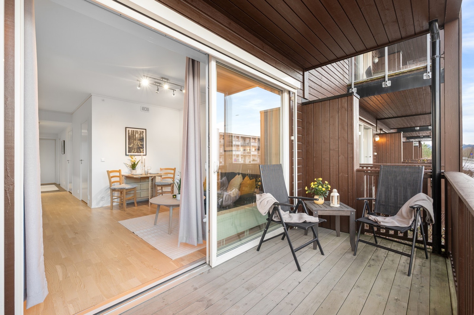 Fra stuen er det direkte utgang til en vestvendt balkong med ypperlige solforhold. Galleribilde