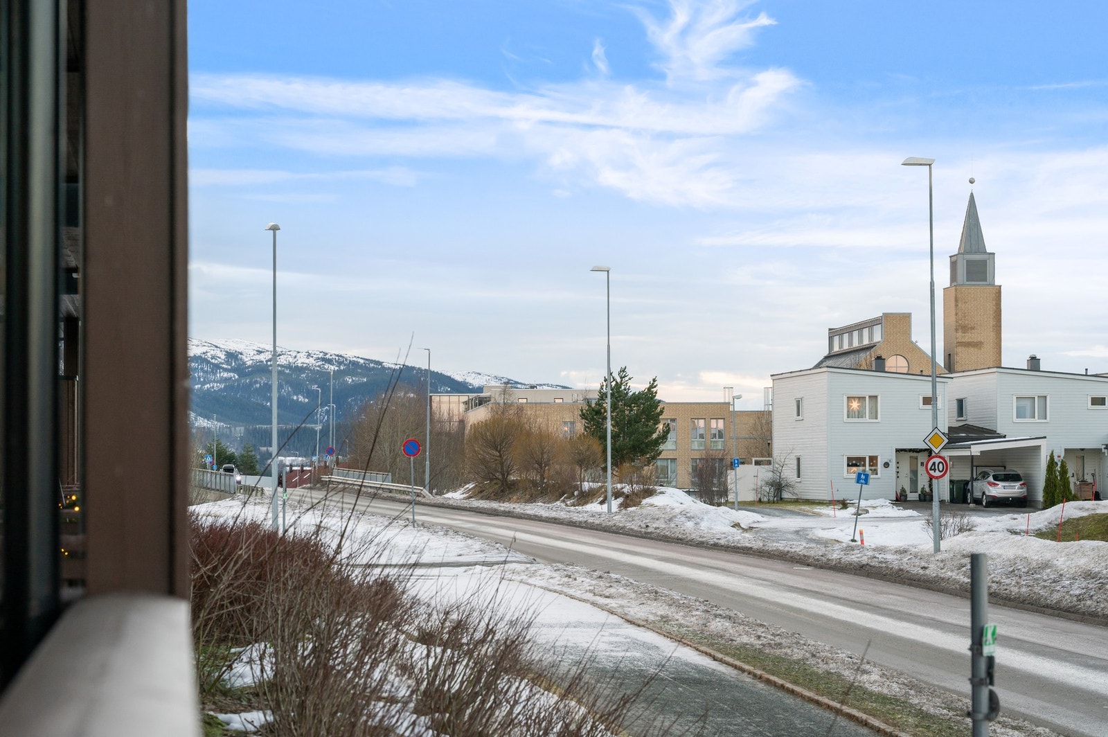 Leiligheten ligger i et nyetablert boområde med nærhet til Tillermarka. Galleribilde