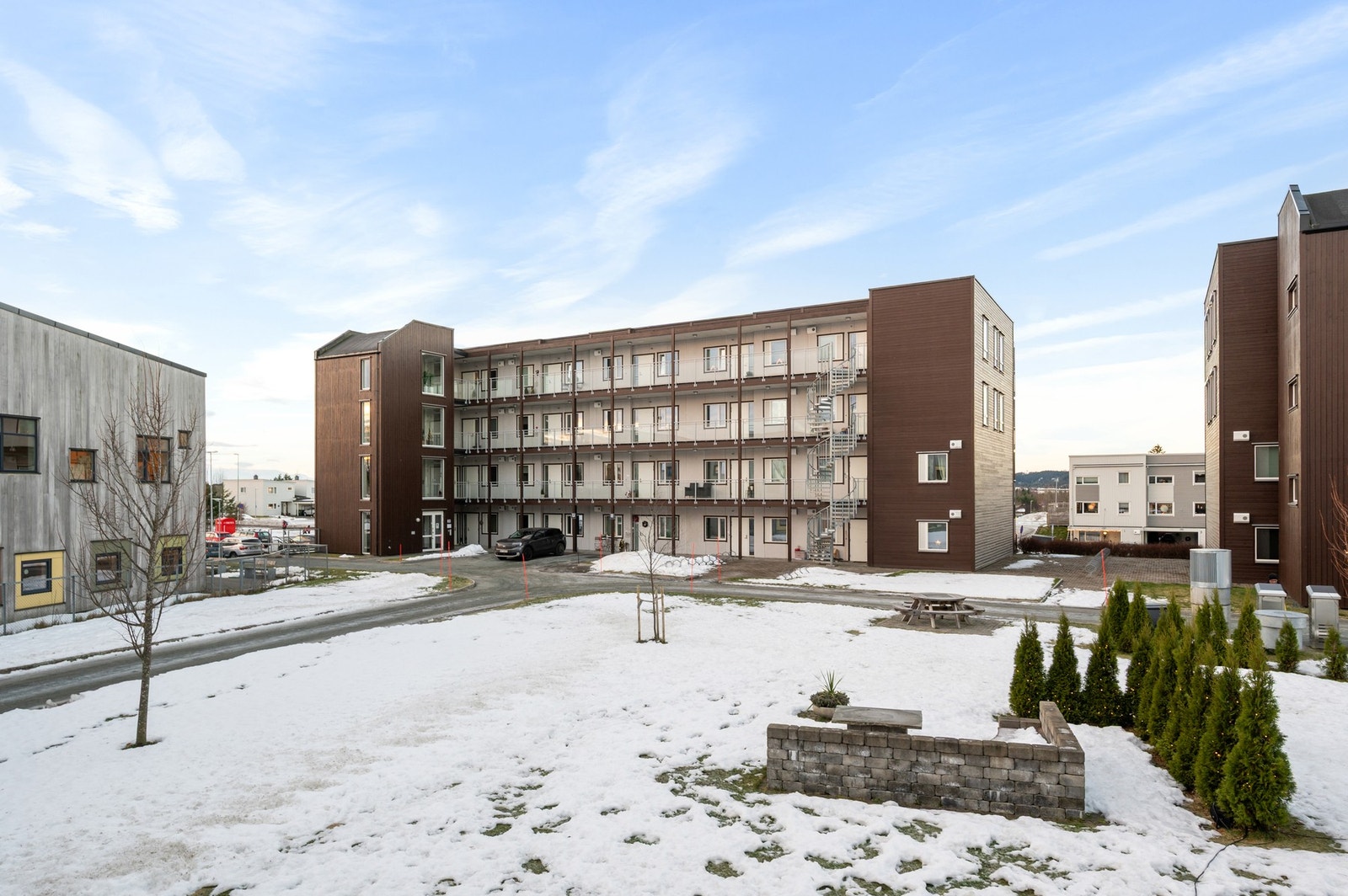 Leiligheten ligger bare 15 minutter unna Trondheim sentrum med bil, og har flere bussforbindelser i nærheten. Galleribilde