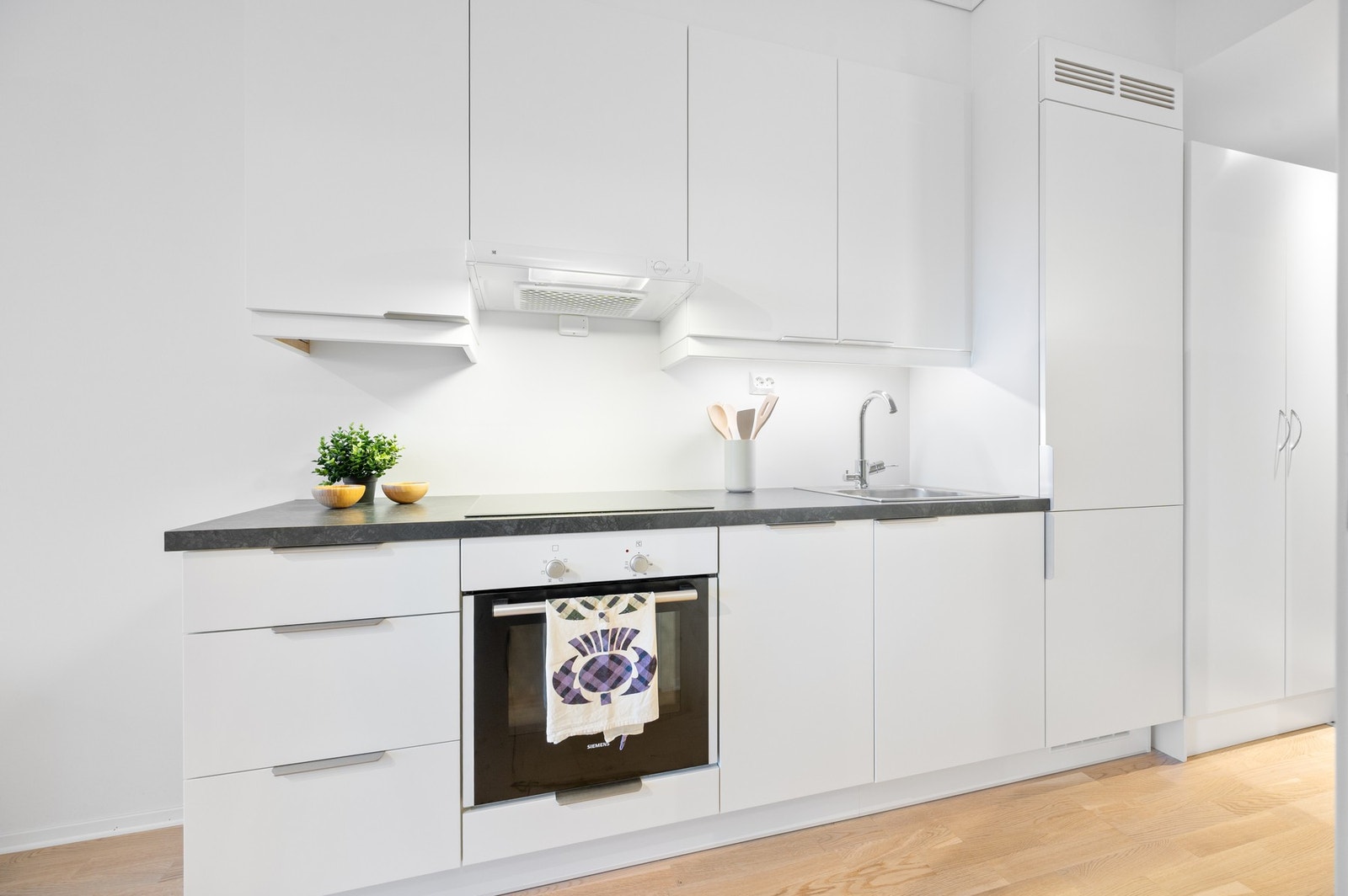 Moderne og praktisk kjøkken med god oppbevaring. Galleribilde