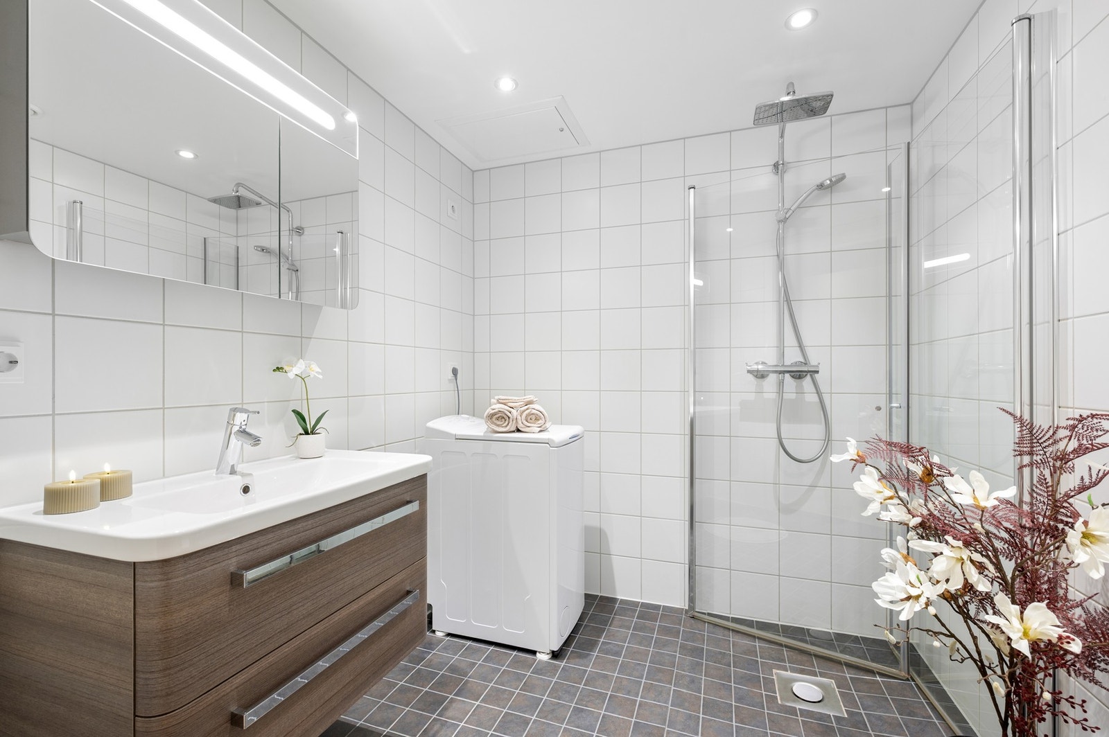 Pent flislagt bad med behagelig gulvvarme, vurdert til TG1 av takstmann. Galleribilde