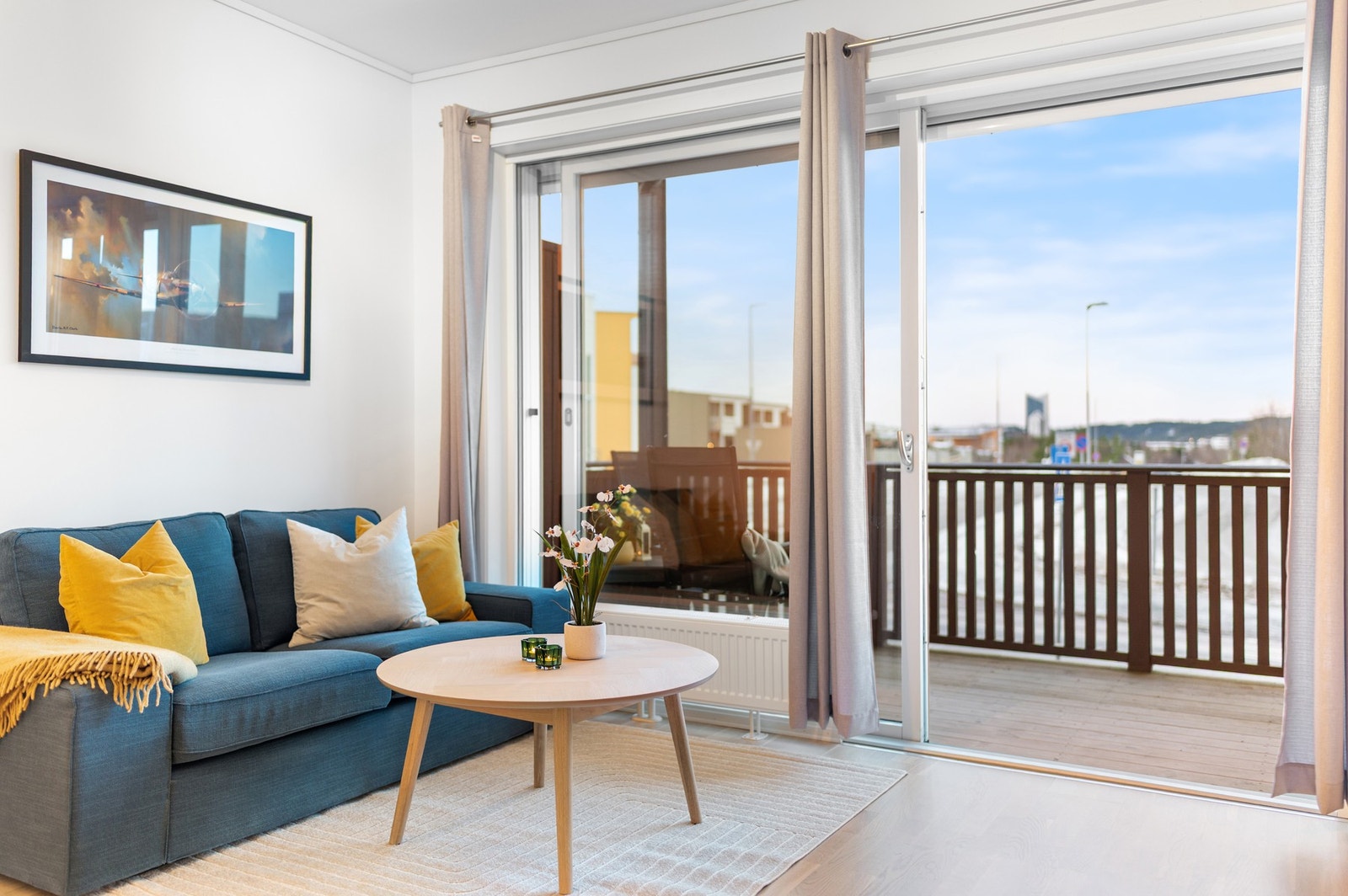 De store vindusflatene gir rikelig med naturlig lysinnslipp til alle oppholdsrom. Galleribilde