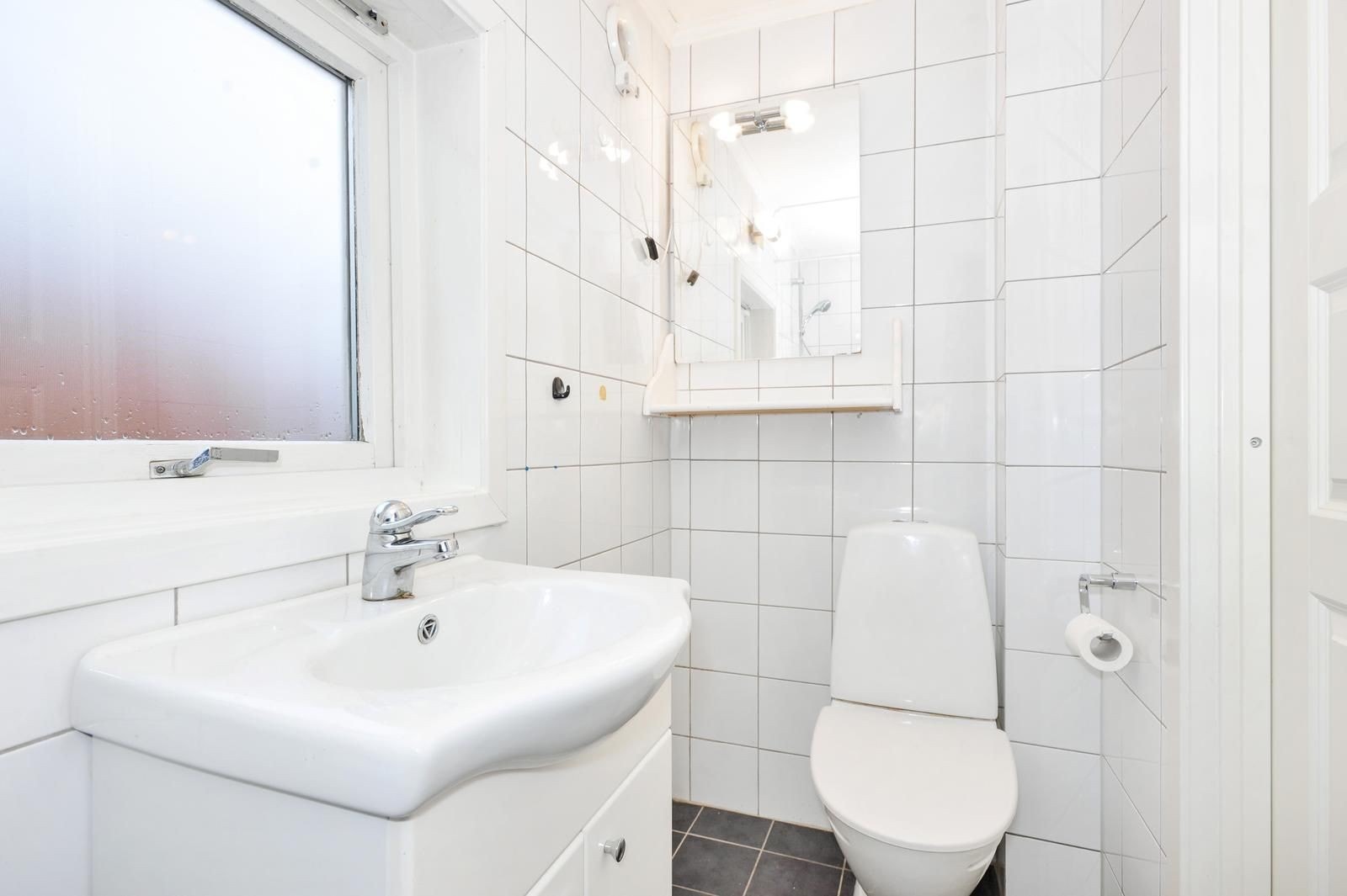 Lyst, flislagt bad Galleribilde