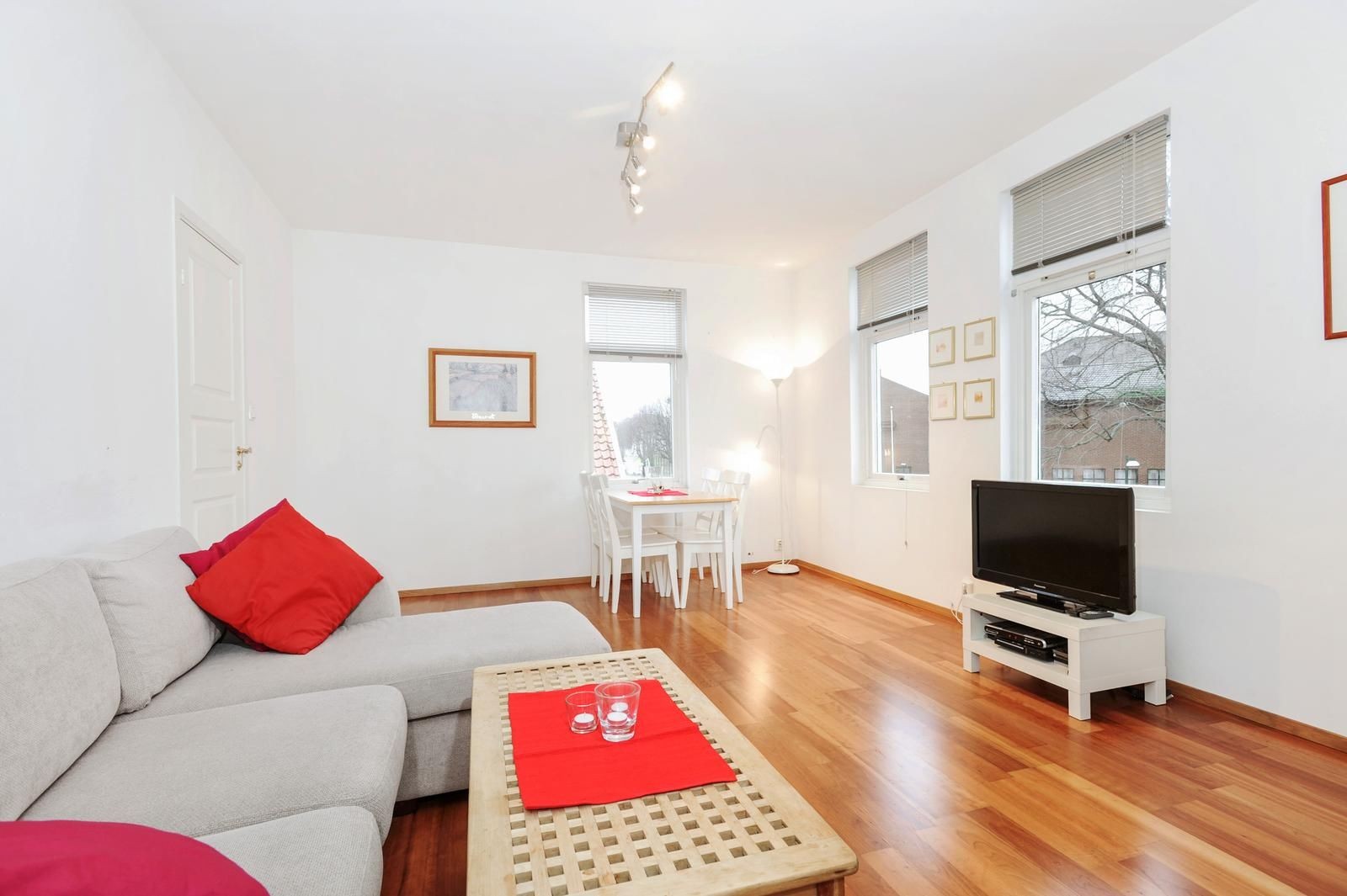 God plass til sofa og spisebord med stoler Galleribilde