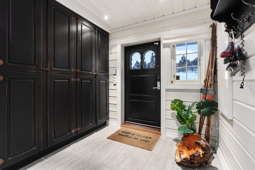 Velkommen inn i en flott gang med varmekabler i på gulvet Galleribilde