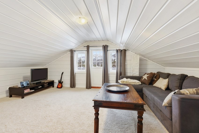 Loftsetasjen har en stue med utgang til balkong Galleribilde