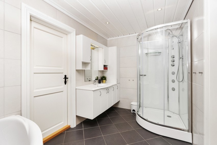 Pent bad i 1. etasje med fliser på vegg og gulv Galleribilde