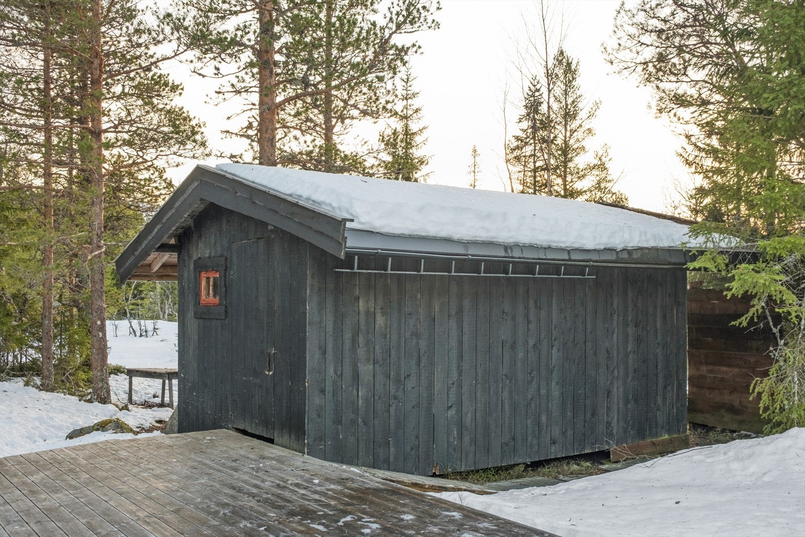 Romslig uthus med god plass til oppbevaring. Galleribilde