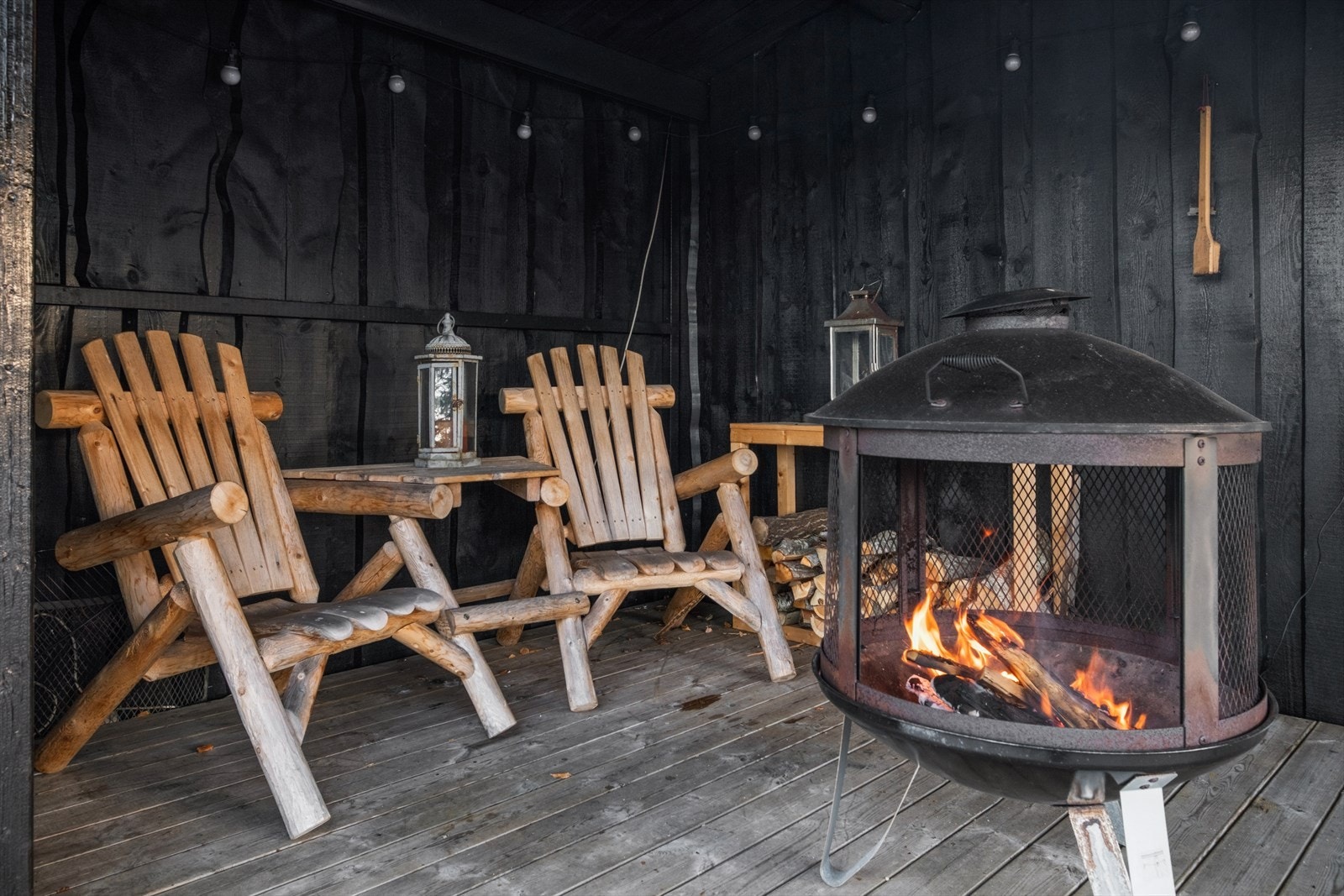 Eiendommen ligger i naturskjønne omgivelser med nærhet til turområder sommer som vinter. Galleribilde
