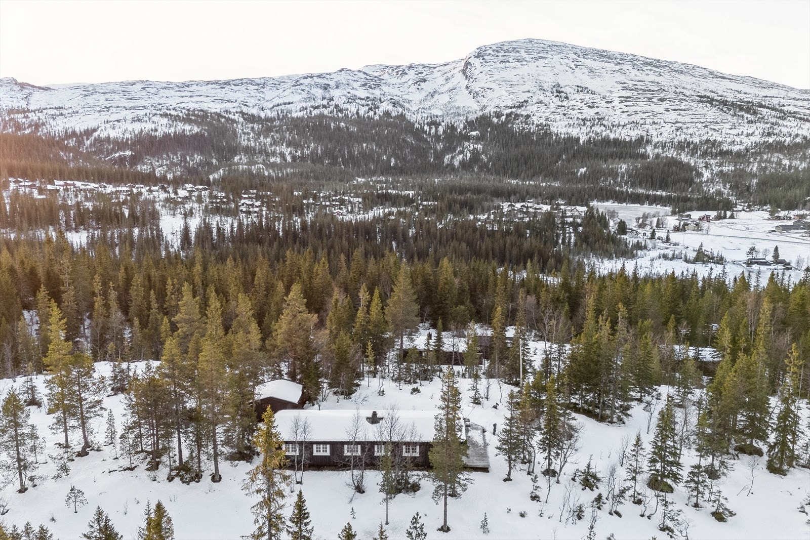 Skulle man ønske å ta med seg fiskestanga og rusle opp på fjellet, finnes det svært gode fiskevann i området Galleribilde