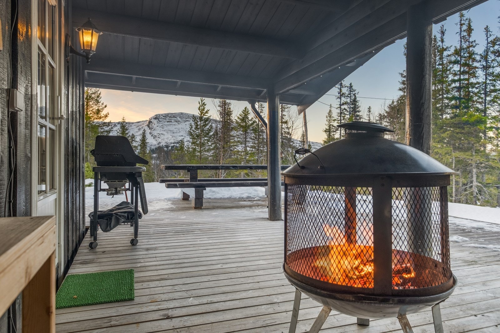 Praktisk platting lagt ved inngangspartiet som gir mulighet til å nyte flotte vinterdager. Galleribilde