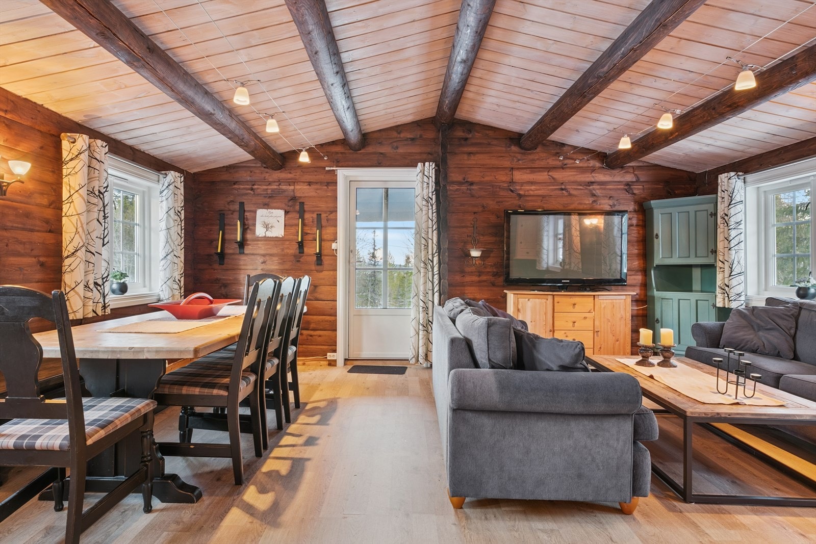 Stua oppleves som romslig og har god plass for møblering. Galleribilde