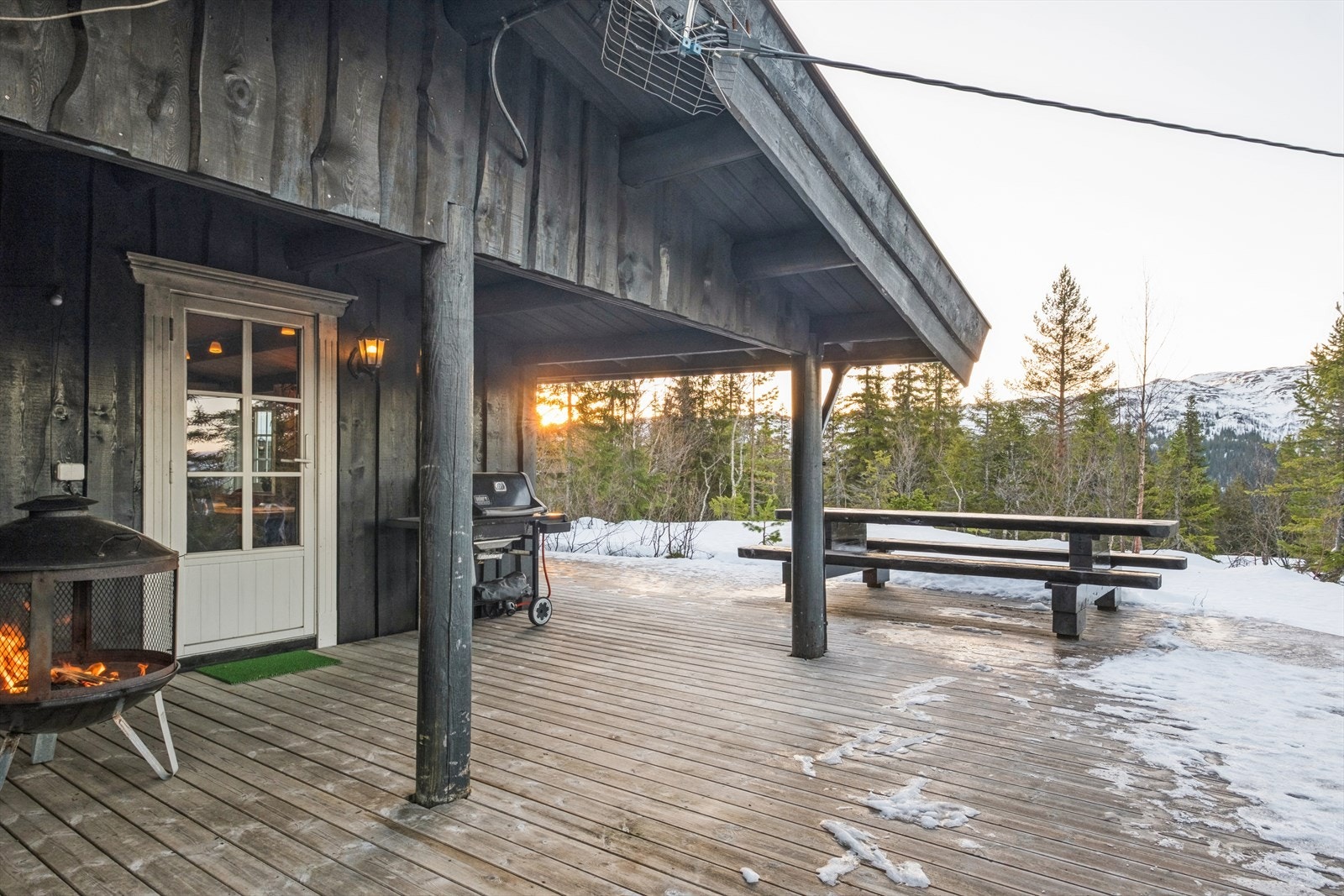 Eiendommen byr på gode uteområder som kan nytes på både vinter- og sommerstid. Galleribilde