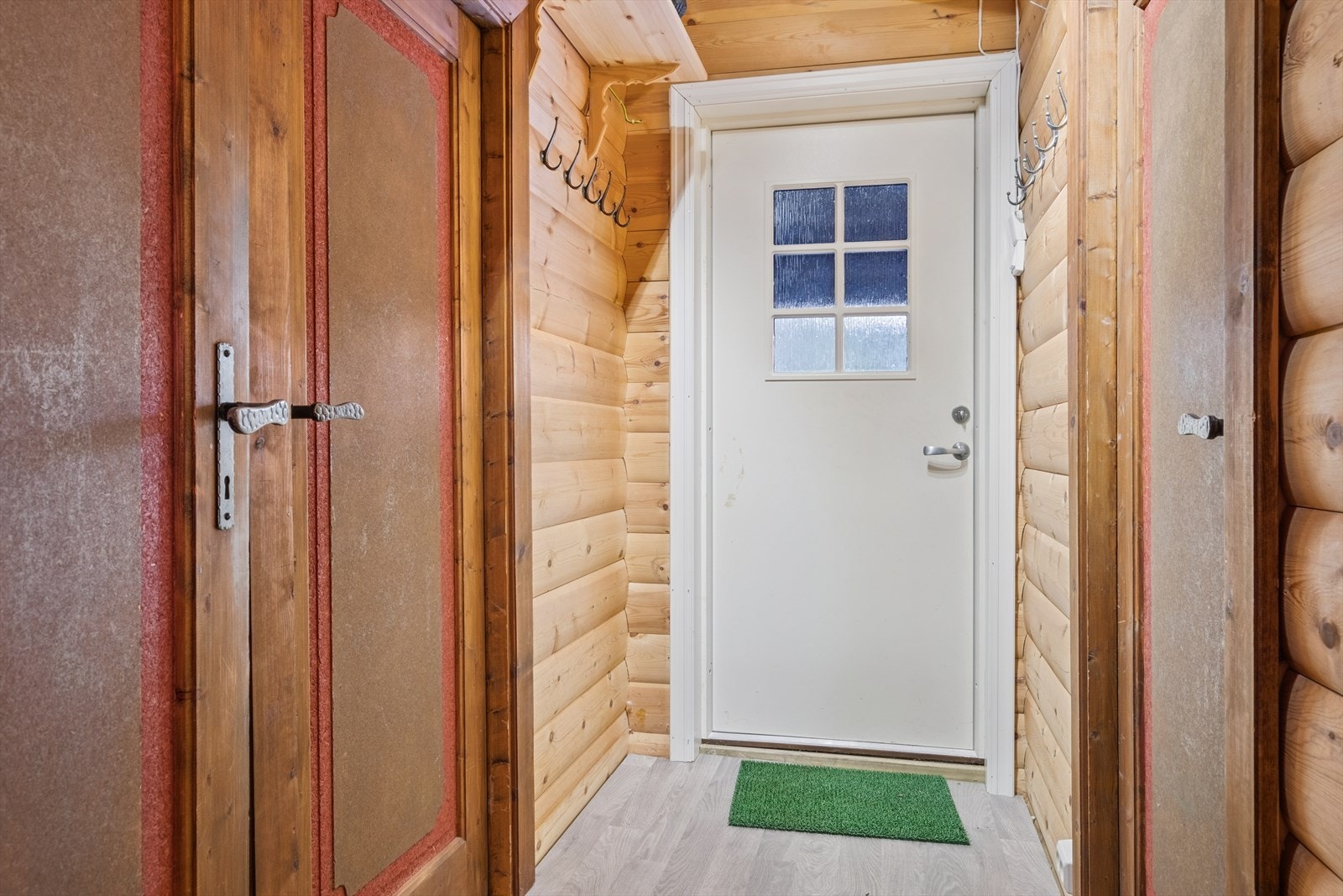 Gang med plass til oppbevaring av yttertøy. Galleribilde