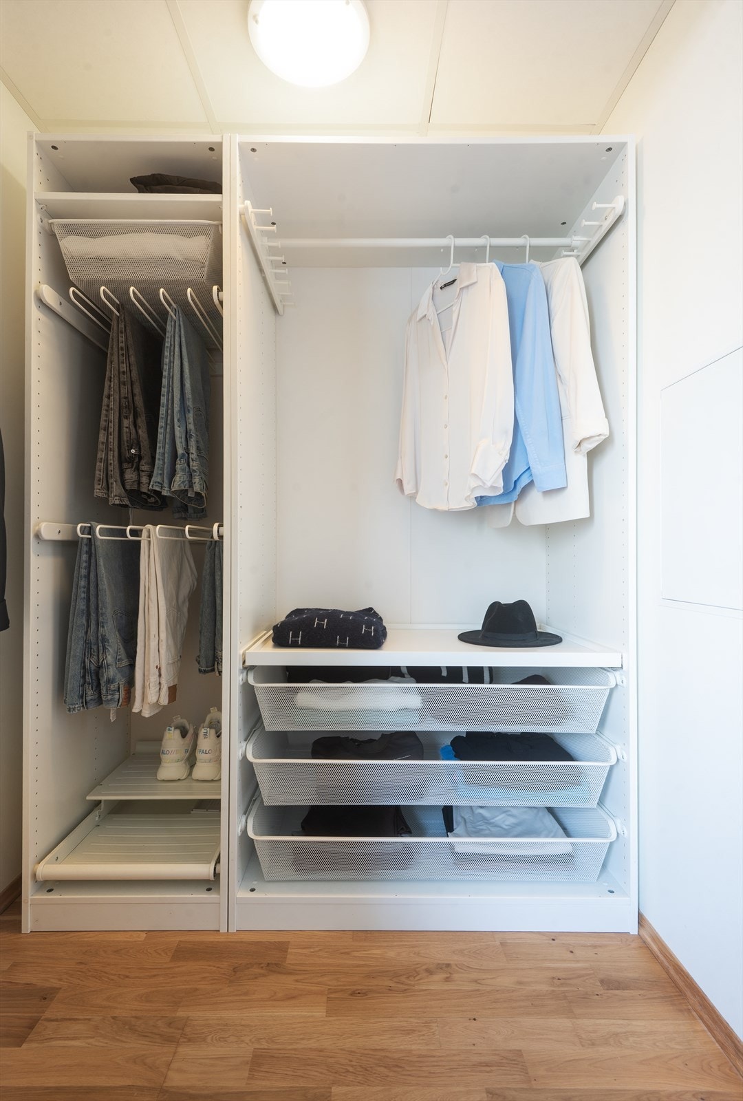 Garderobeløsning, som gir gode oppbevaringsmuligheter. Galleribilde