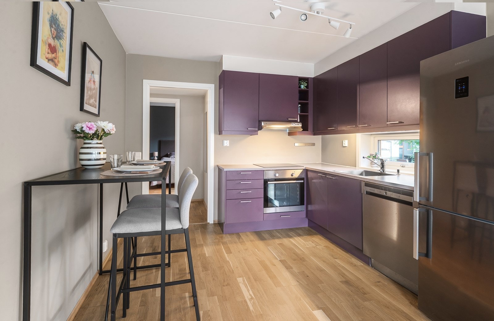 Sigdal kjøkkeninnredning fra 2016 med glatte fronter og laminat benkeplate. Galleribilde