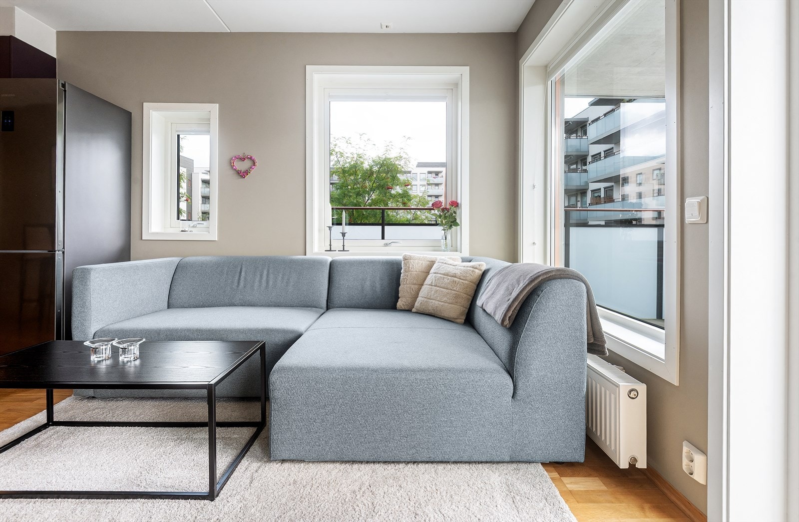 Stuen er av god størrelse, med plass til en sofaseksjon og annet ønskelig innredning. Galleribilde